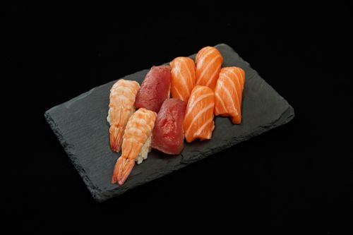 101. Nigiri Mix (8 pcs)